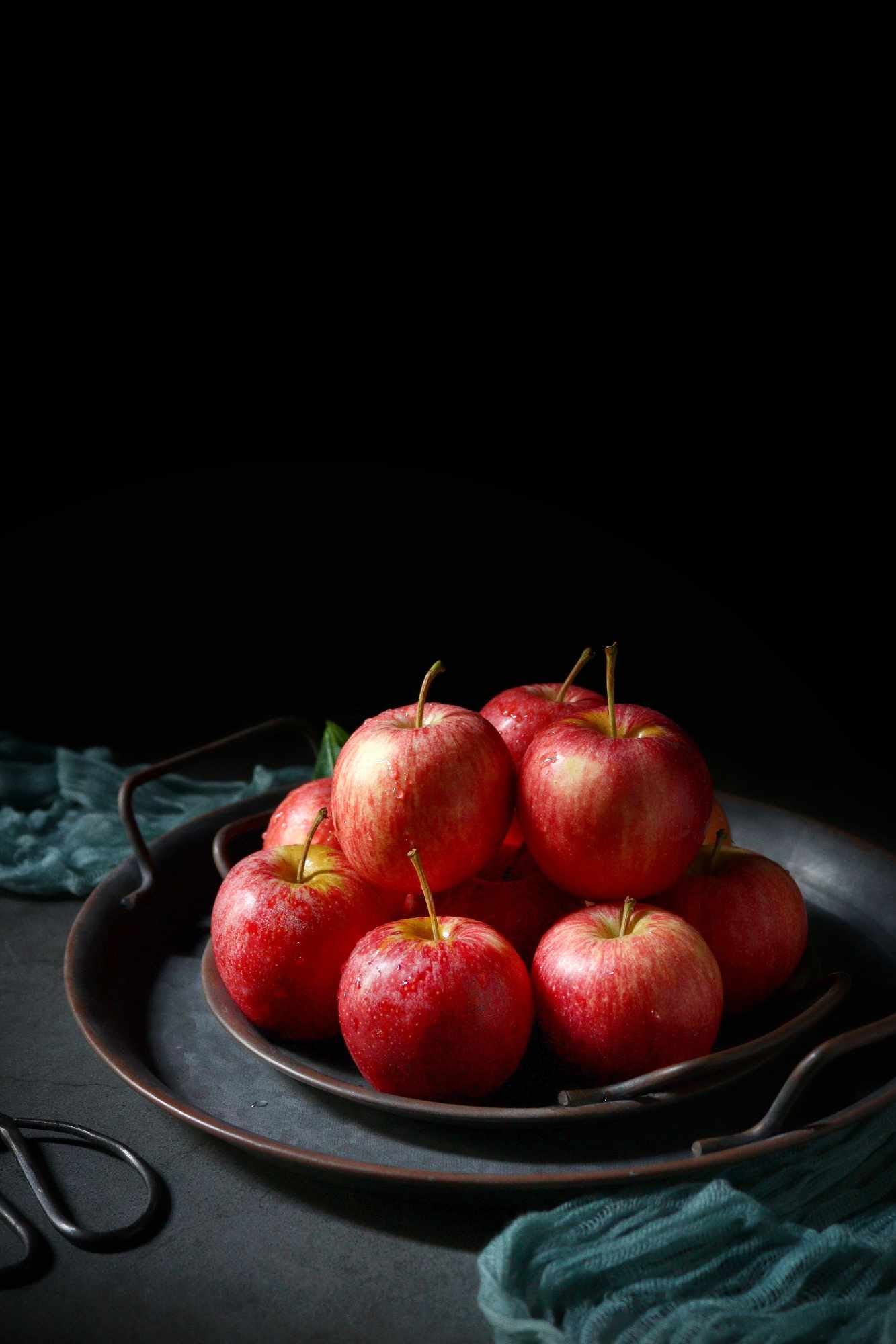 Red apples in a plate